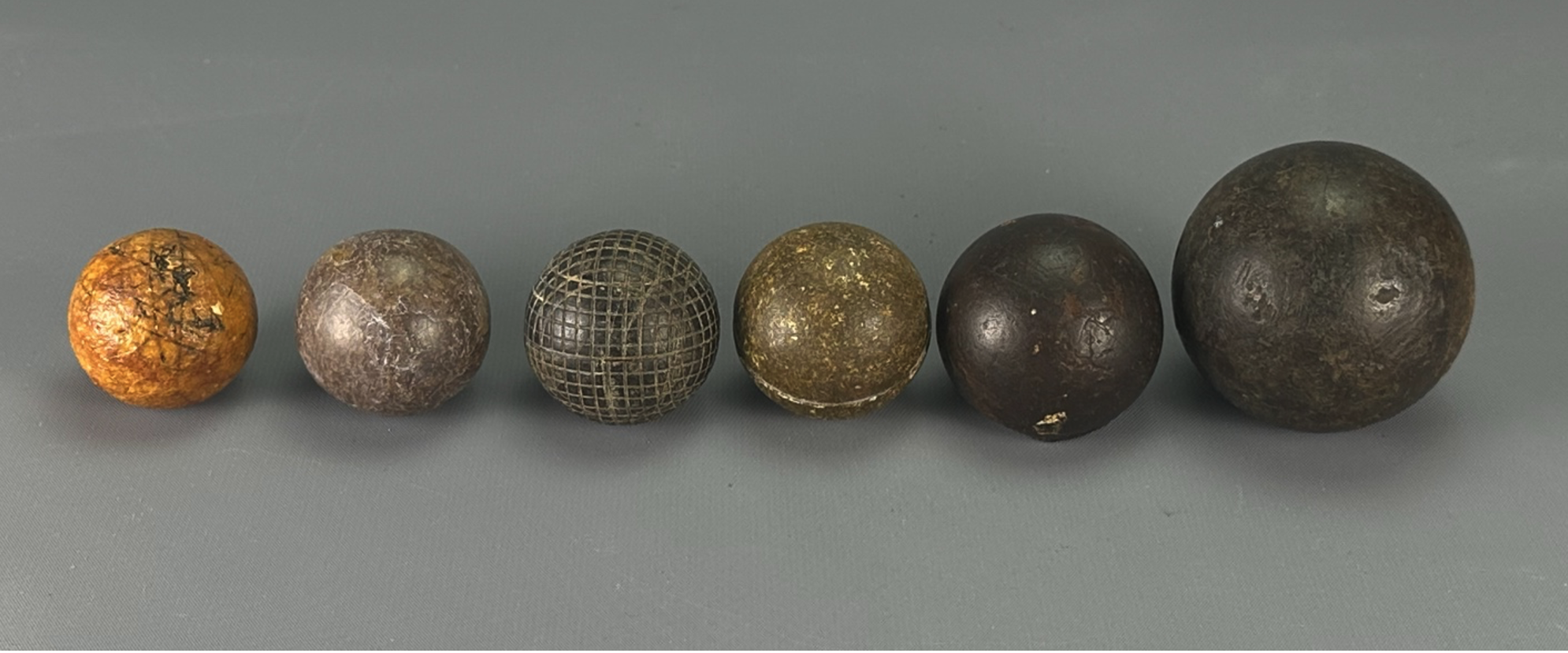 Five smooth play balls with a mesh-pattern Silvertown golf ball